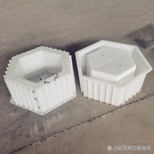 六角护坡模具是护坡模具的一种,护坡模具是为了防止边坡受冲刷,六角